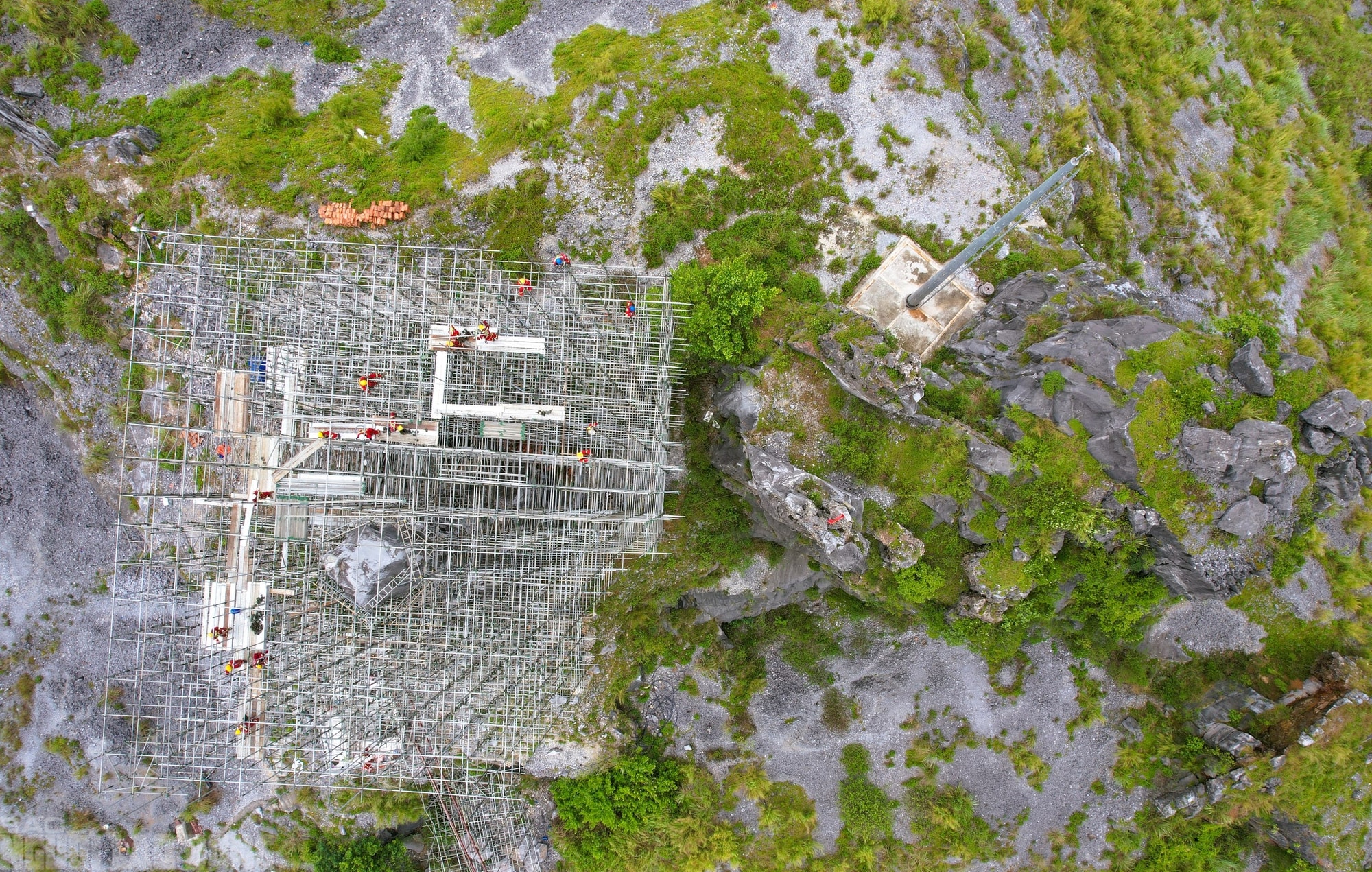 Dựng giàn giáo khủng "cứu" Hòn Vọng Phu trên đỉnh núi- Ảnh 10. Dựng giàn giáo khủng "cứu" Hòn Vọng Phu trên đỉnh núi- Ảnh 10.