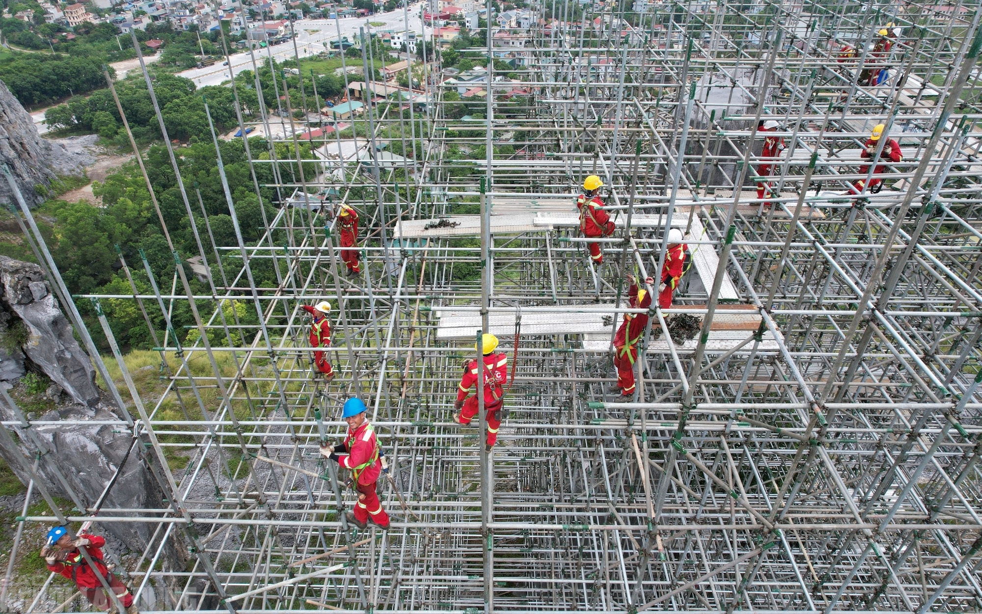 Dựng giàn giáo khủng "cứu" Hòn Vọng Phu trên đỉnh núi- Ảnh 11. Dựng giàn giáo khủng "cứu" Hòn Vọng Phu trên đỉnh núi- Ảnh 11.
