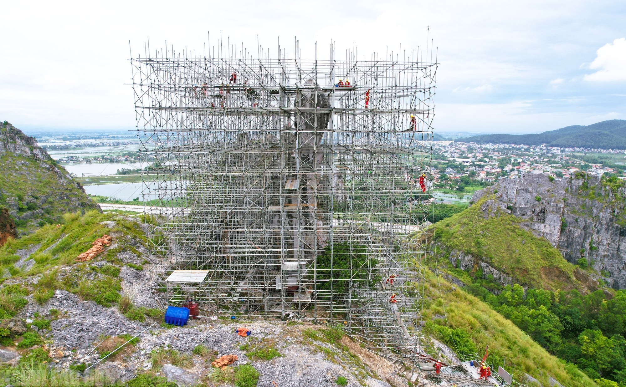 Dựng giàn giáo khủng "cứu" Hòn Vọng Phu trên đỉnh núi- Ảnh 12. Dựng giàn giáo khủng "cứu" Hòn Vọng Phu trên đỉnh núi- Ảnh 12.