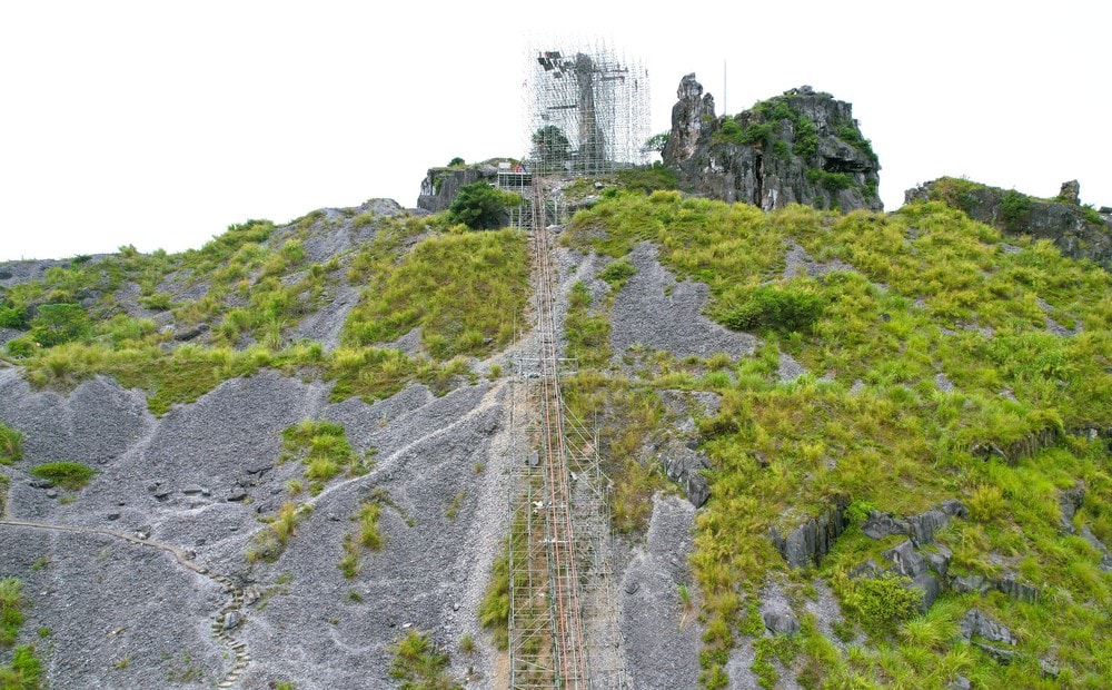 Dựng giàn giáo khủng "cứu" Hòn Vọng Phu trên đỉnh núi- Ảnh 14. Dựng giàn giáo khủng "cứu" Hòn Vọng Phu trên đỉnh núi- Ảnh 14.