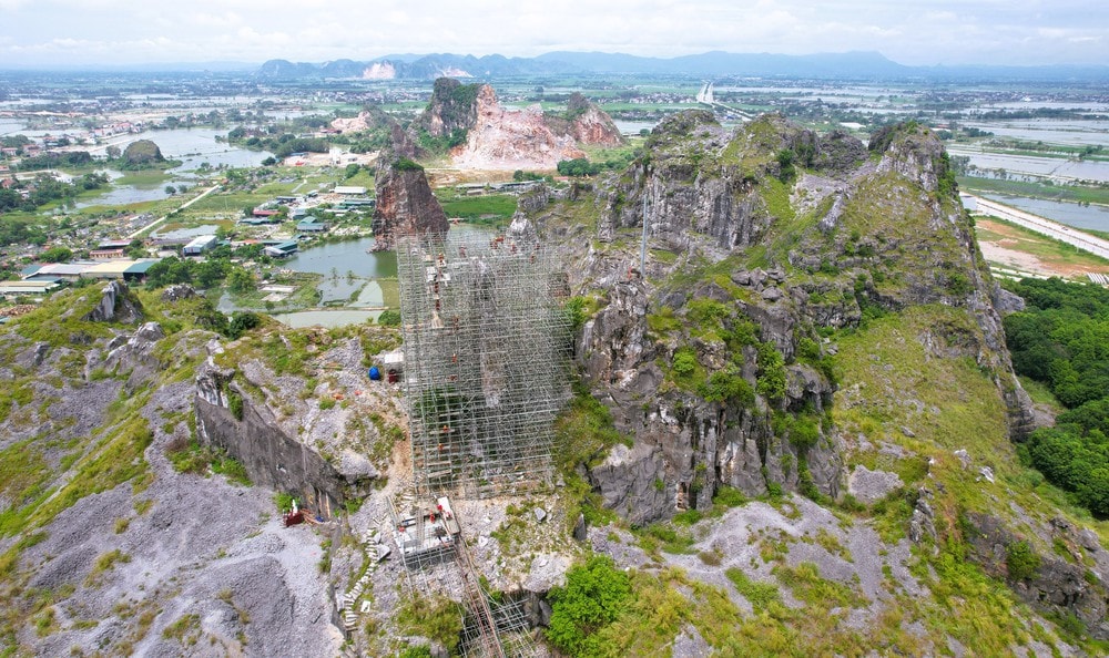 Dựng giàn giáo khủng "cứu" Hòn Vọng Phu trên đỉnh núi- Ảnh 13. Dựng giàn giáo khủng "cứu" Hòn Vọng Phu trên đỉnh núi- Ảnh 13.
