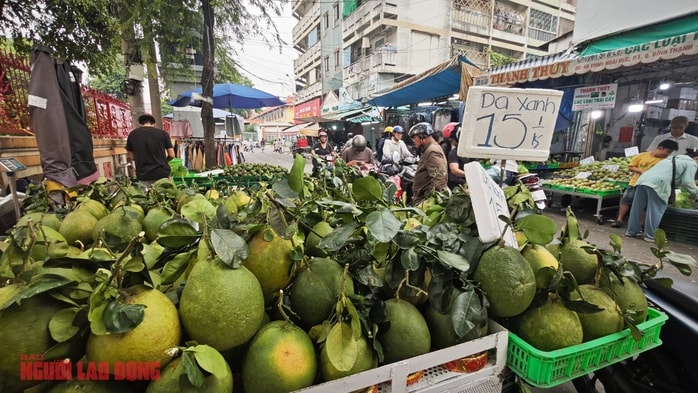 Giá bưởi da xanh bất ngờ giảm trước Tết , cơ hội mua sắm tiết kiệm - Ảnh 2.