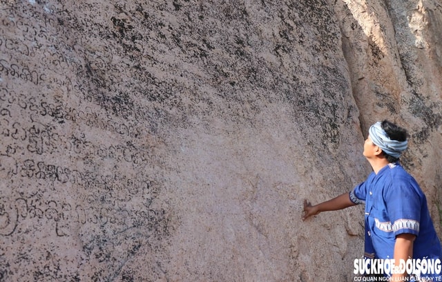 Tấm bia đá khắc chữ Chăm cổ phơi nắng gió giữa cánh đồng cần được bảo tồn- Ảnh 1.