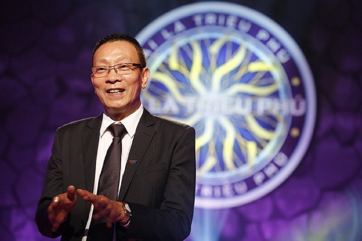 Nhà báo Lại Văn Sâm là MC đầu tiên và gắn bó lâu nhất với chương trình 