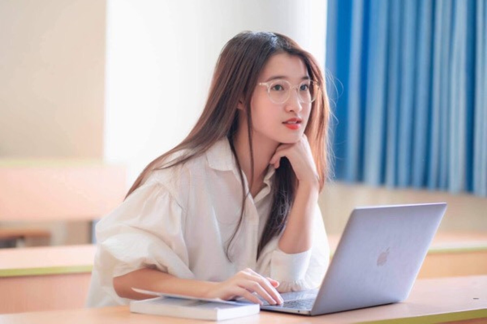 Không chỉ xinh đẹp, Phương Nhi cũng được đánh giá là một trong số những nàng hậu sở hữu trình độ học vấn tốt.