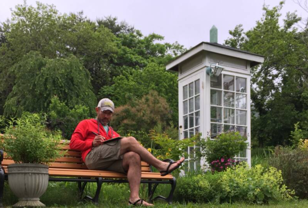 Chiếc bốt điện thoại gió trong khu vườn của Itaru Sasaki. (Nguồn: ATI)