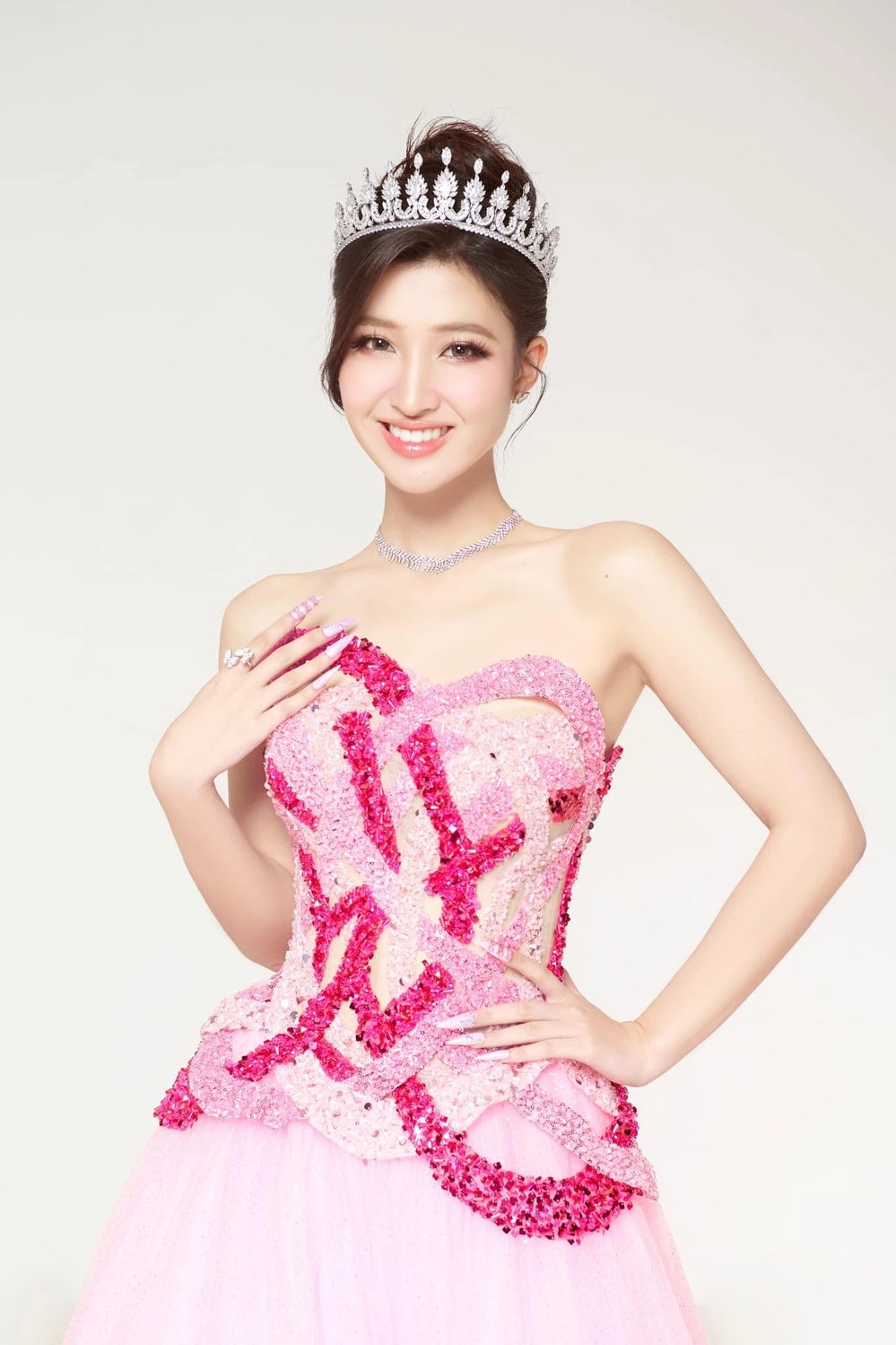 Á hậu Phương Nhi