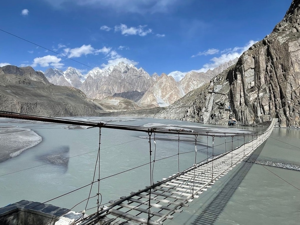 Tim đập, chân run khi đi qua những cây cầu nguy hiểm nhất thế giới - 4