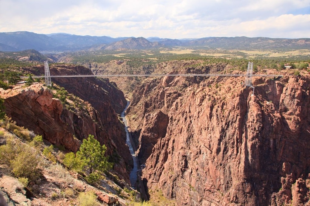 Tim đập, chân run khi đi qua những cây cầu nguy hiểm nhất thế giới - 2