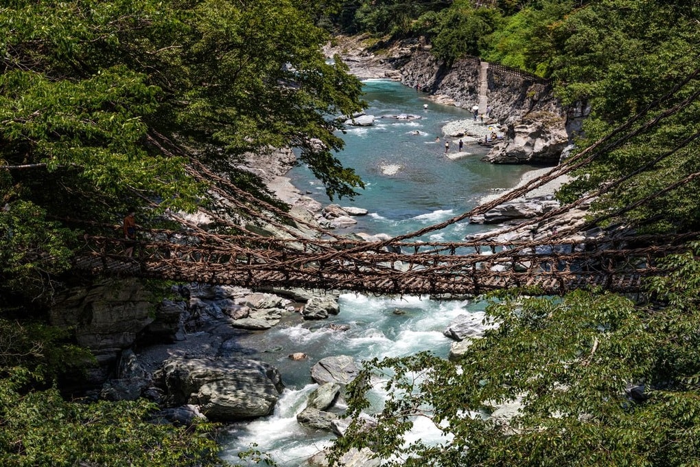 Tim đập, chân run khi đi qua những cây cầu nguy hiểm nhất thế giới - 5