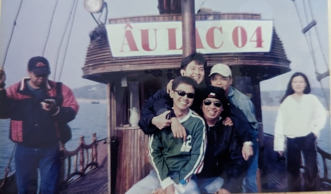 Joel mặc áo xanh, sọc trắng, đỏ cùng đồng nghiệp trên tàu Âu Lạc 04 ở Hạ Long