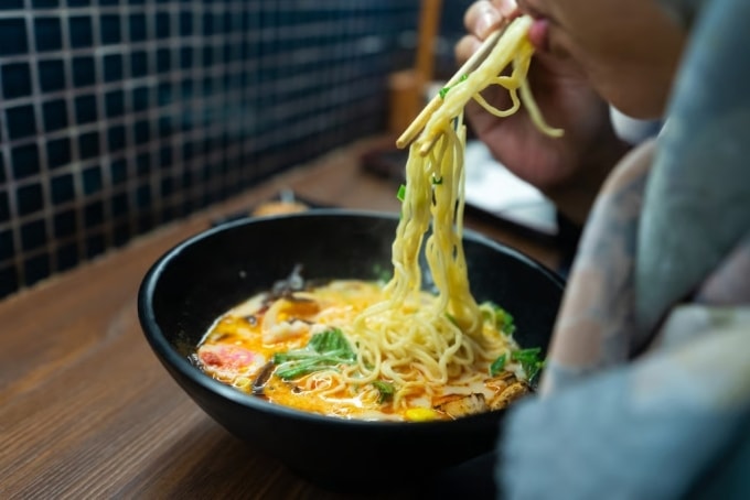 Thực khách ăn mì ramen tại Nhật. Ảnh: Shutterstock