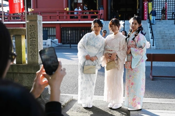 Du khách Trung Quốc mặc kimono chụp ảnh tại chùa Sensoji ở quận Asakusa, Tokyo. Ảnh: AFP