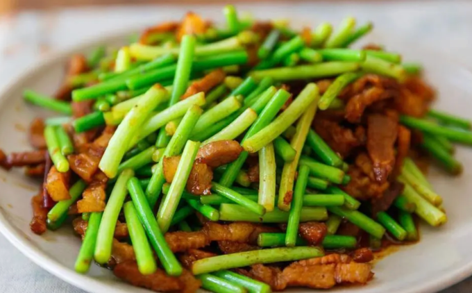 Thịt ướp với nước gừng, hành, bột bắp, dầu ăn sẽ mềm mọng. Ảnh: Aboluowang