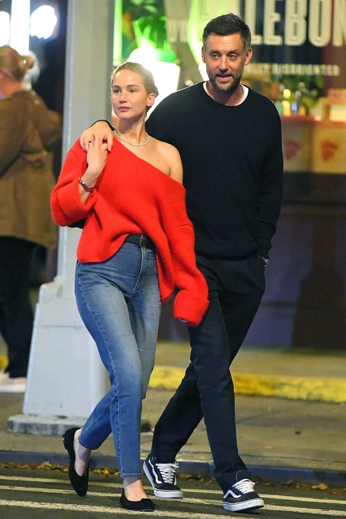 Jennifer Lawrence và chồng dạo phố