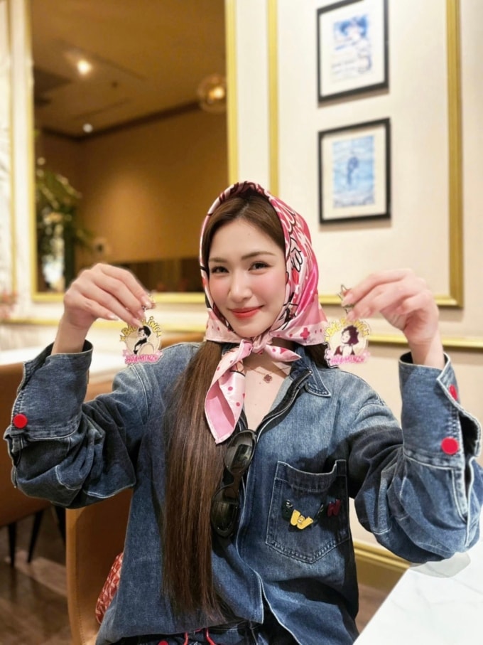 Ca sĩ giới thiệu các món quà như khăn, móc khóa hoạt hình mà fan sẽ được tặng khi tham gia concert.