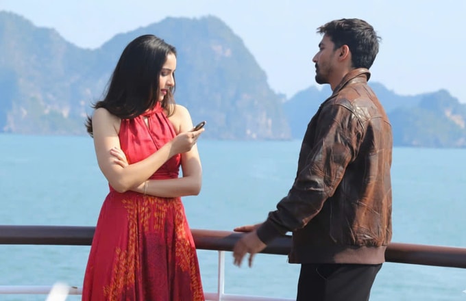 Diễn viên Sadia Khateeb và Harshvardhan Rane tại vịnh Hạ Long. Ảnh: Quang Ninh Media Group