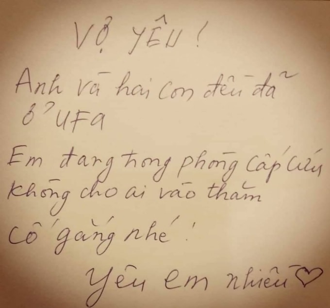 Mảnh giấy ông Trường nhờ bác sĩ gửi cho vợ đang cấp cứu vào năm 2019. Ảnh: Nhân vật cung cấp