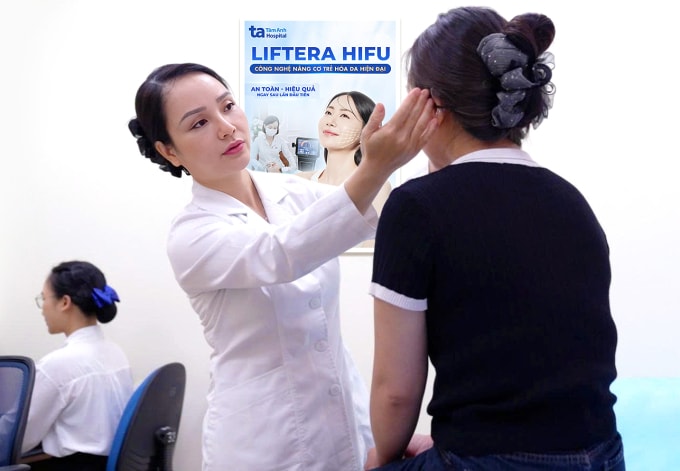 Bác sĩ Lan khám cho chị Hòa. Ảnh: Bệnh viện Đa khoa Tâm Anh