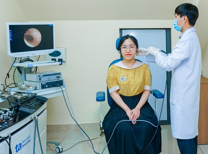 Bác sĩ Minh đang nội soi tai cho một người bệnh. Ảnh: Bệnh viện Đa khoa Tâm Anh