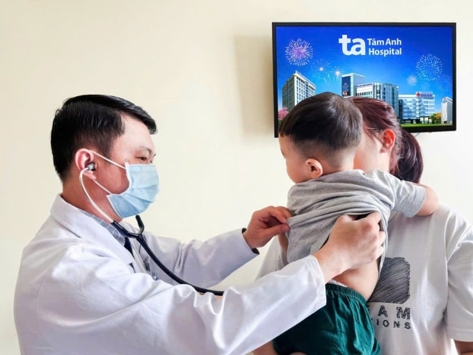 Bác sĩ Hùng khám cho bé Bình. Ảnh: Giản Đơn