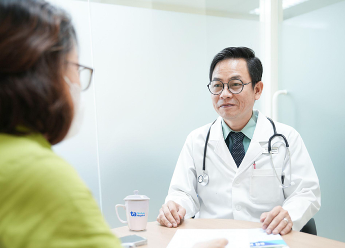 Bác sĩ Thành tư vấn cho người bệnh. Ảnh minh họa: Bệnh viện Đa khoa Tâm Anh