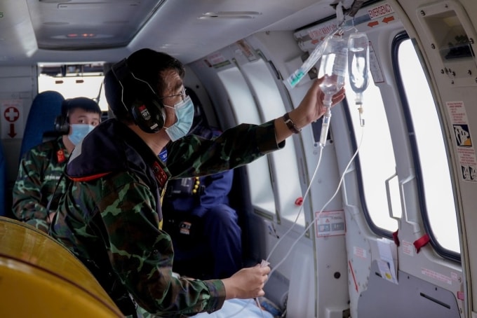 Các bác sĩ theo dõi sát người bệnh trong quá trình vận chuyển trên trực thăng. Ảnh: Bệnh viện cung cấp