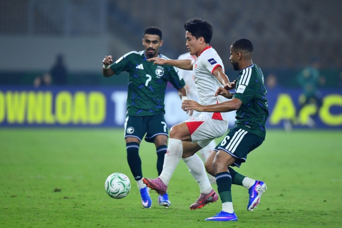 Ngọc Mỹ tự tin cầm bóng trước sự áp sát của cầu thủ Arab Saudi. Ảnh: AFC