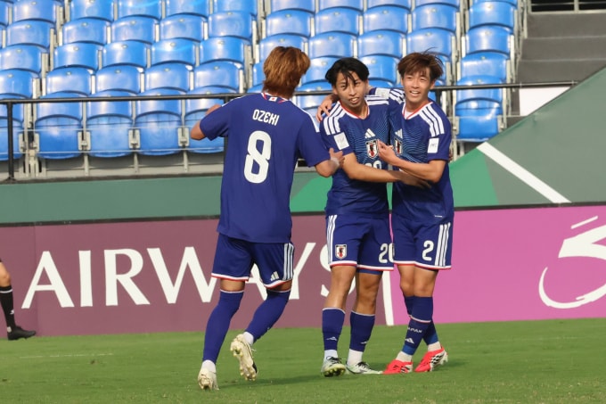 Tiền vệ Nhật Bản Shusuke Furuya (giữa) ghi bàn ở phút 50 trong trận hòa Jordan 1-1, rồi thắng luân lưu 4-2 tại tứ kết U23 châu Á 2026, trên sân King Abdullah ở Jeddah, Arab Saudi ngày 16/1/2026. Ảnh: AFC