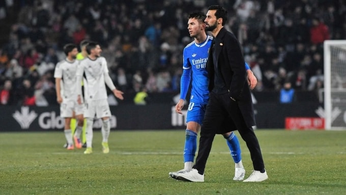 Arbeloa (áo đen) sau trận Real Madrid thua Albacete 2-3 ở vòng 1/8 Cup Nhà Vua Tây Ban Nha ngày 14/1. Ảnh: EFE