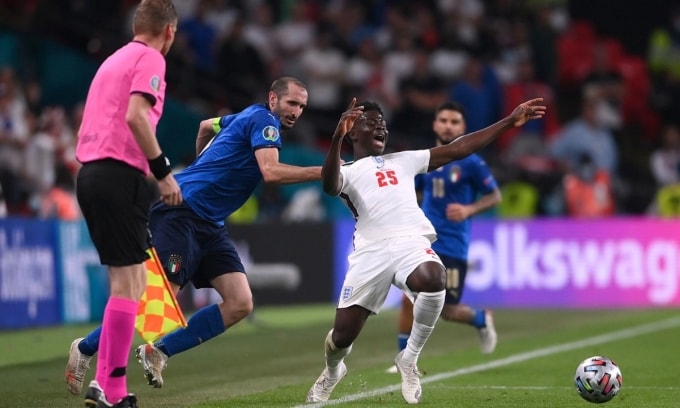 Tình huống Chiellini phạm lỗi kéo áo Saka trong trận chung kết Euro 2020 có thể được áp dụng luật phạt thẻ xanh. Ảnh: Reuters