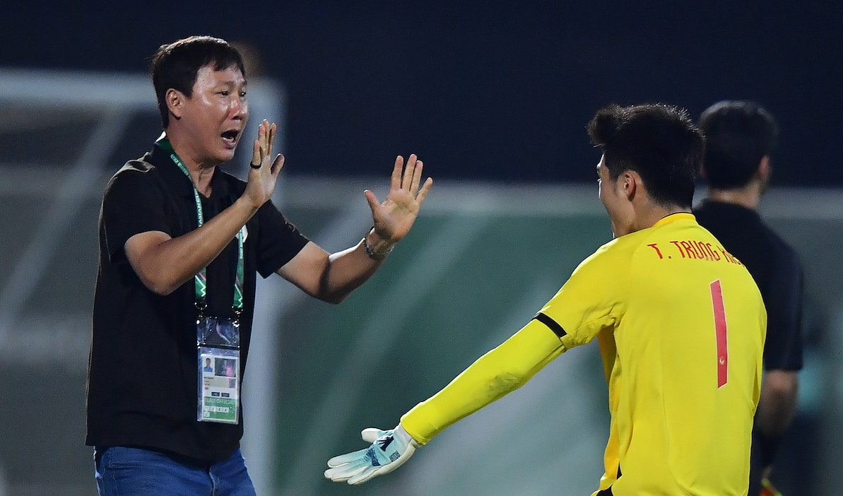 HLV Kim động viên cầu thủ 'nén đau để đấu UAE'