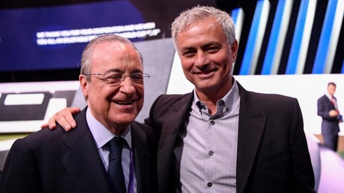 Chủ tịch Real, Florentino Perez (trái) và HLV Jose Mourinho. Ảnh: AFP