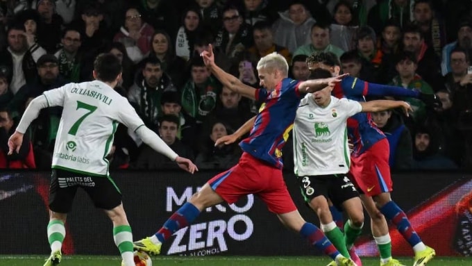 Olmo (giữa) tham gia tấn công trong trận Racing 0-2 Barca ở vòng 1/8 Cup Nhà Vua tối 15/1. Ảnh: AS