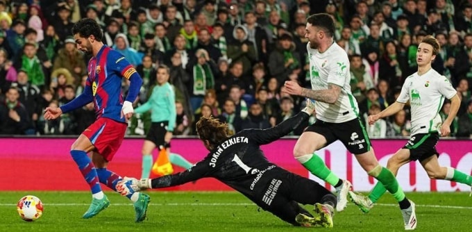 Torres mở tỷ số trận Racing 0-2 Barca ở vòng 1/8 Cup Nhà Vua tối 15/1. Ảnh: AP