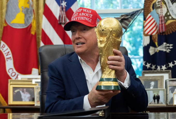 Tổng thống Mỹ Donald Trump cầm Cup vàng World Cup tại Nhà Trắng ngày 22/8. Ảnh: AFP