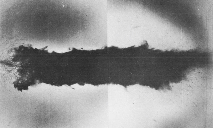 Vùng màu đen trên mặt băng do vụ rơi máy bay B-52 gây ra tại Greenland năm 1968. Ảnh: USAF