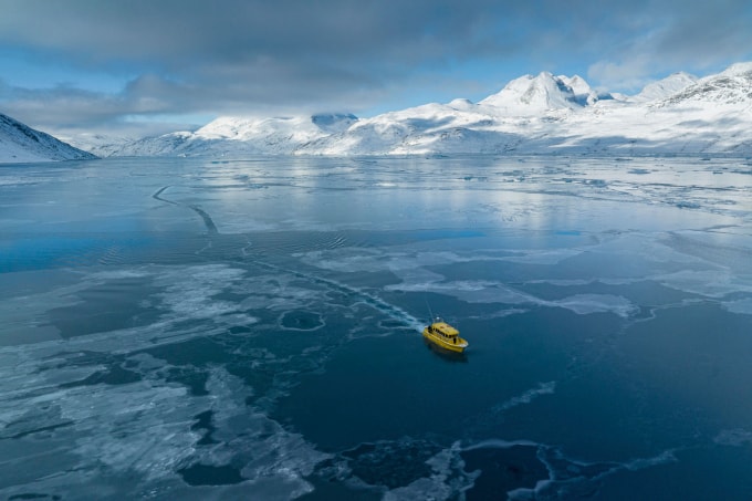 Con thuyền đi trên vịnh đóng băng ở ngoài khơi thủ phủ Nuuk, Greenland, hồi tháng 3/2025. Ảnh: AP
