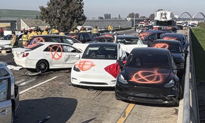 Các xe trong tai nạn dồn toa ở Fresno đều có vệt sơn màu cam. Ảnh: CHP Fresno