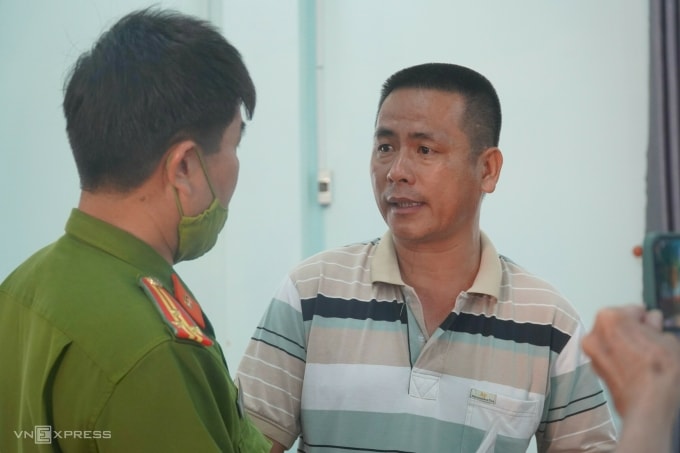 Ông Đỗ Thanh Anh trao đổi với cán bộ Công an tỉnh Bình Thuận hôm gia đình ông Võ Tê được xin lỗi công khai, ngày 17/6/2022. Ảnh: Việt Quốc