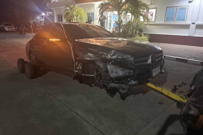 Chiếc Mercedes của nạn nhân được kéo về đồn cảnh sát Nong Prue. Ảnh: Bangkok Post
