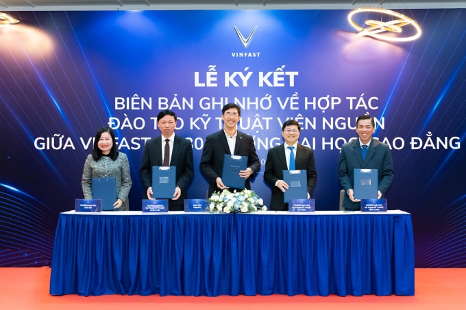 Đại diện VinFast và các trường ký kết hợp tác. Ảnh: VinFast