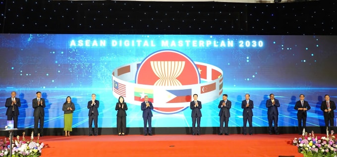Các Bộ trưởng số ấn nút công bố Kế hoạch tổng thể số ASEAN 2030, chiều 16/1. Ảnh: Doãn Mạnh