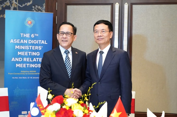 Bộ trưởng Khoa học và Công nghệ Nguyễn Mạnh Hùng tiếp thân mật Bộ trưởng Công nghệ và Truyền thông Lào Santisouk Simmalavong, chiều 16/1. Ảnh: Thùy Linh