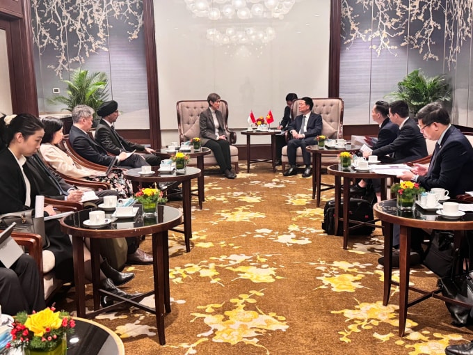 Bộ trưởng Nguyễn Mạnh Hùng tiếp bà Josephine Teo, Bộ trưởng Phát triển Kỹ thuật số và Thông tin Singapore, sáng 16/1. Ảnh: Doãn Mạnh