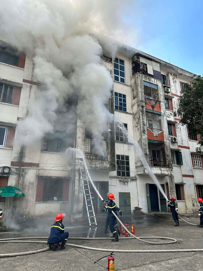 Cảnh sát chữa cháy phun nước dập lửa. Ảnh: Hùng Lê