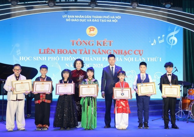 Học sinh nhận giải từ ban tổ chức, chiều 16/1. Ảnh: Lê Cường