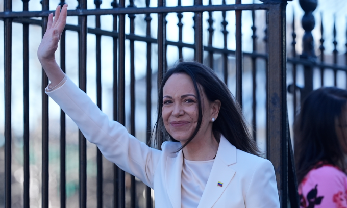 Bà Machado vẫy chào sau khi rời Nhà Trắng hôm 15/1. Ảnh: AP