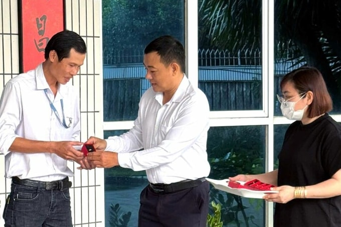 Đại diện công ty trao tặng vàng cho công nhân đủ thâm niên 15 năm. Ảnh:  Công đoàn cơ sở Công ty TNHH Dụ Đức Việt Nam