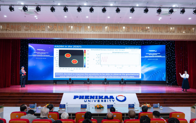 GS Takaaki Kajita giảng về sóng hấp dẫn với sự hỗ trợ phiên dịch của PGS.TS Nguyễn Quỳnh Lan từ Đại học Phenikaa. Ảnh: Nhà trường cung cấp